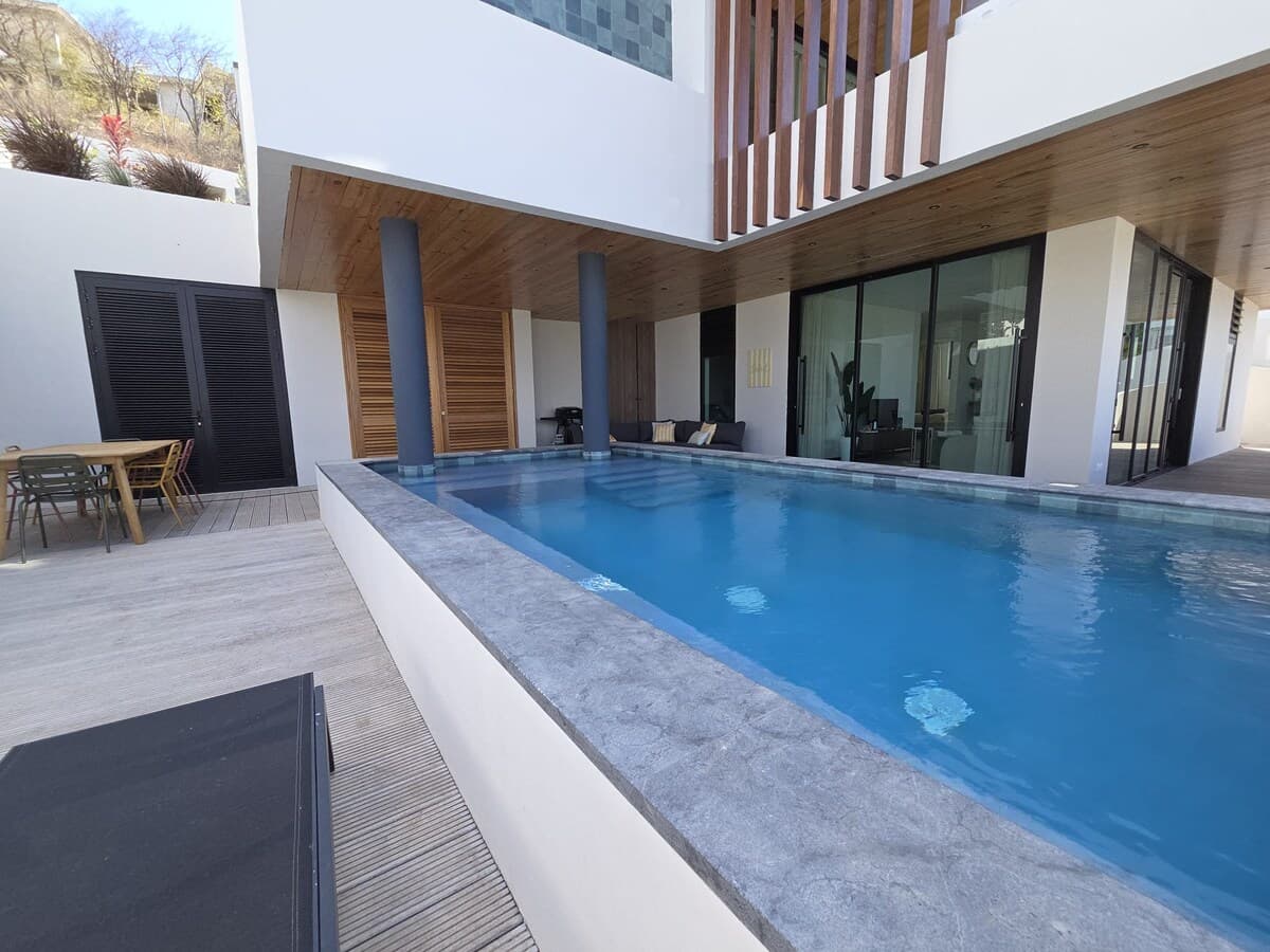 Blue Bay Paradise — zwembad met uitzicht op zee
